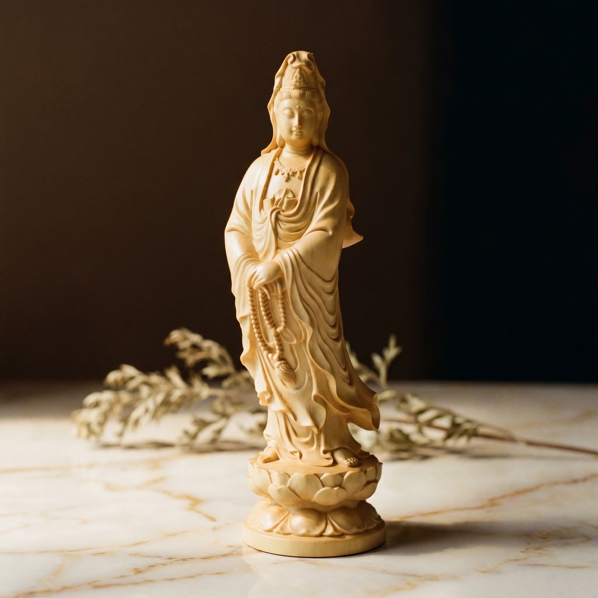 Guan Yin — Statue de la déesse de la compassion (bois de buis sculpté 5 pouces) — vue principale · AURÆN Objets Sacrés
