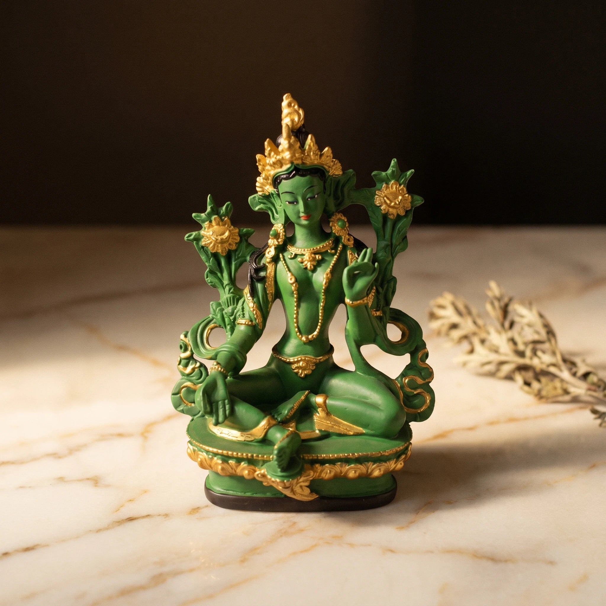 Tara Verte — Statue de la déesse bouddhiste de la compassion en résine peinte — vue principale · AURÆN Objets Sacrés