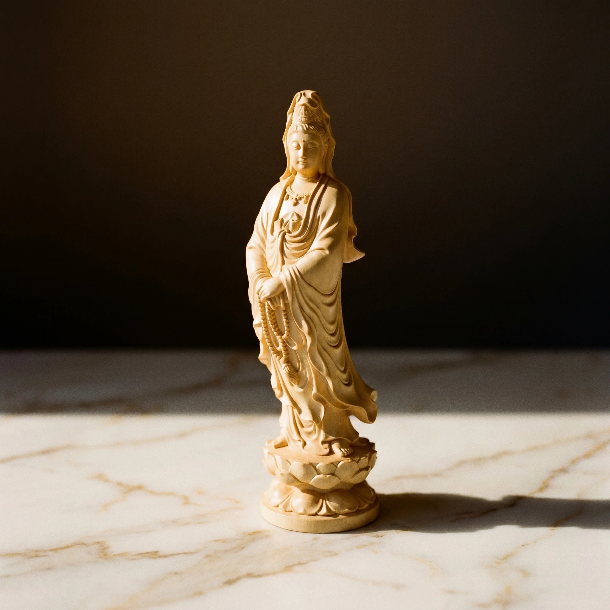 Guan Yin — Statue de la déesse de la compassion (bois de buis sculpté 5 pouces) — détail matière · AURÆN Objets Sacrés