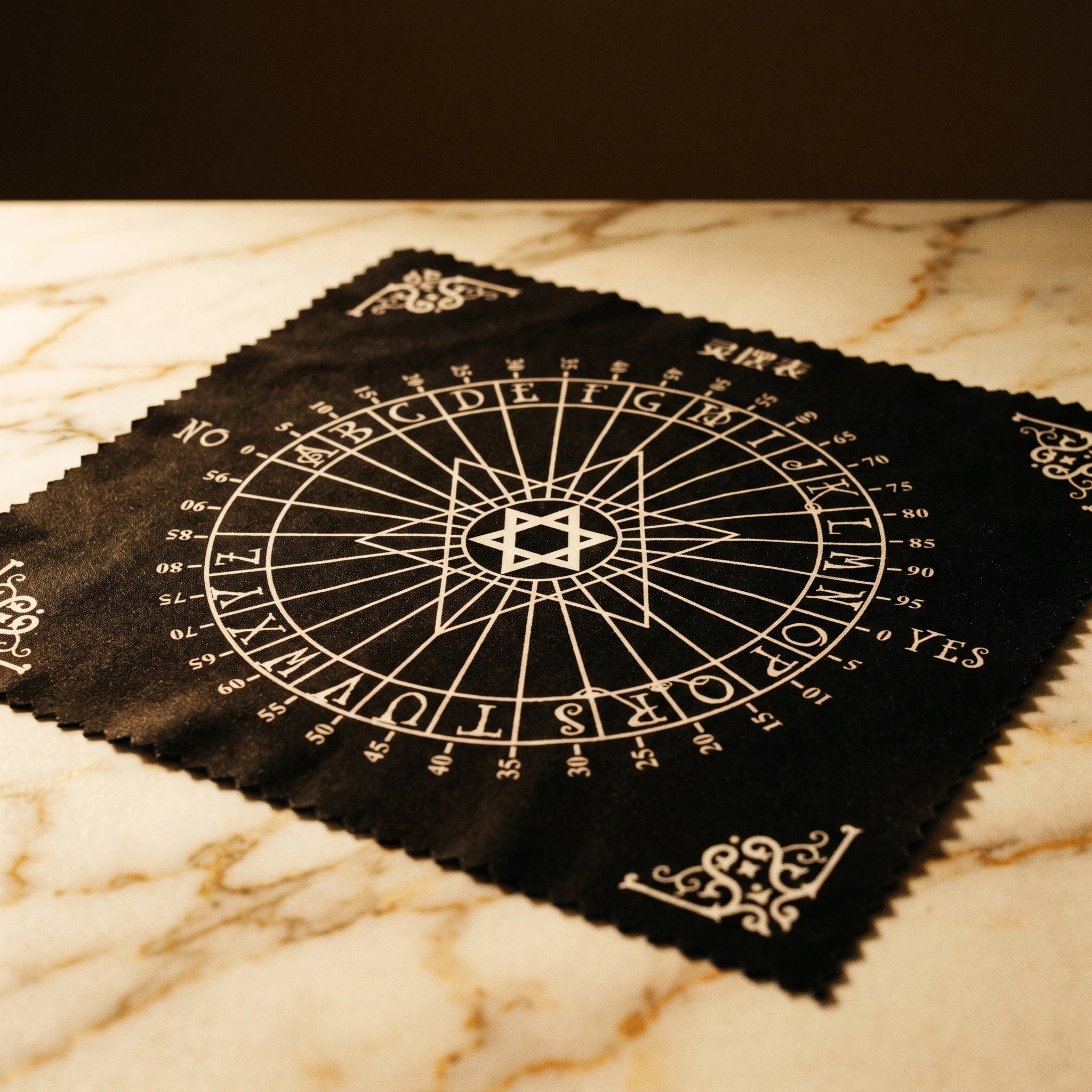 Le Plateau — Tapis de radiesthésie complet — détail matière · AURÆN Objets Sacrés