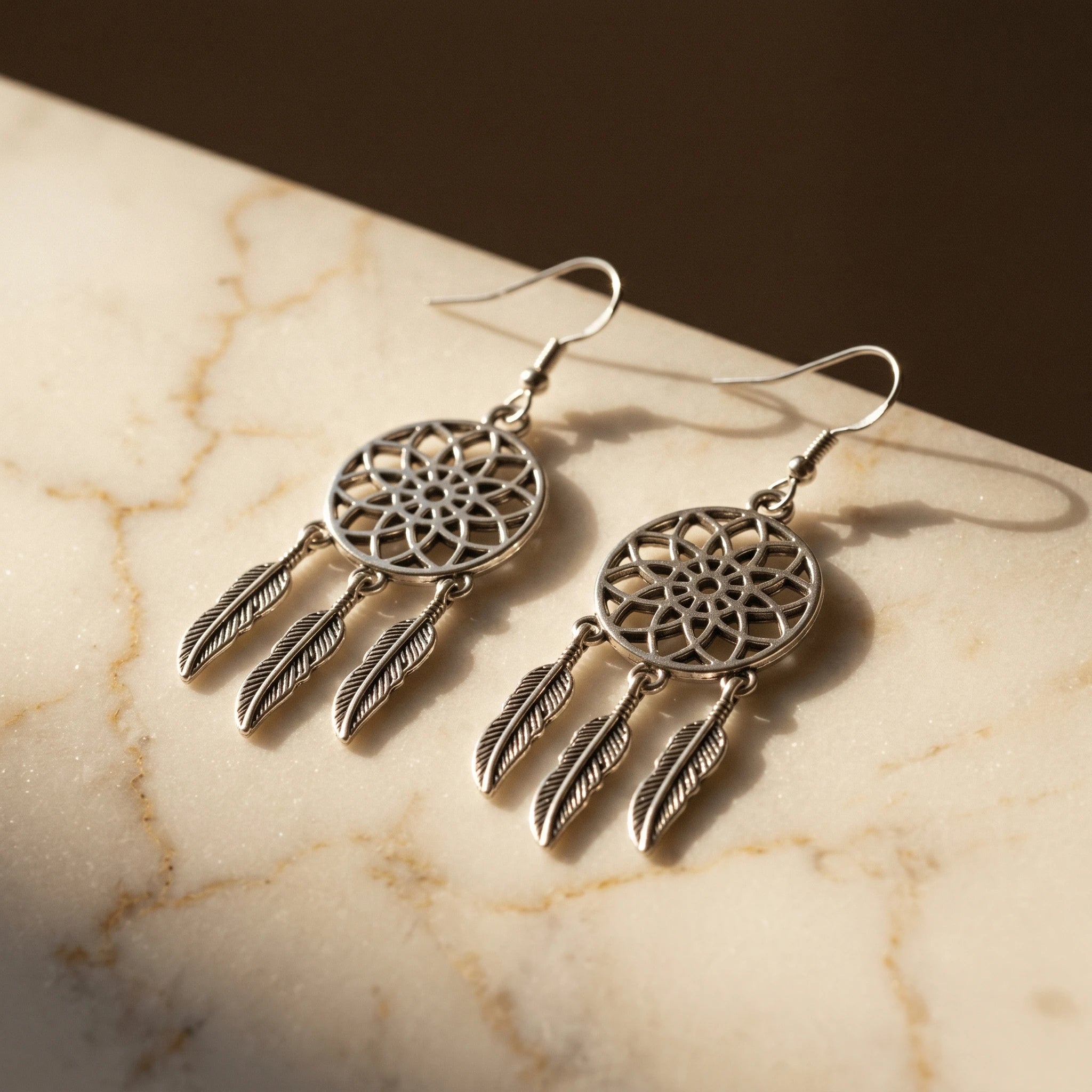 Le Songe — Boucles d'oreilles attrape-rêves plumes — détail matière · AURÆN Objets Sacrés