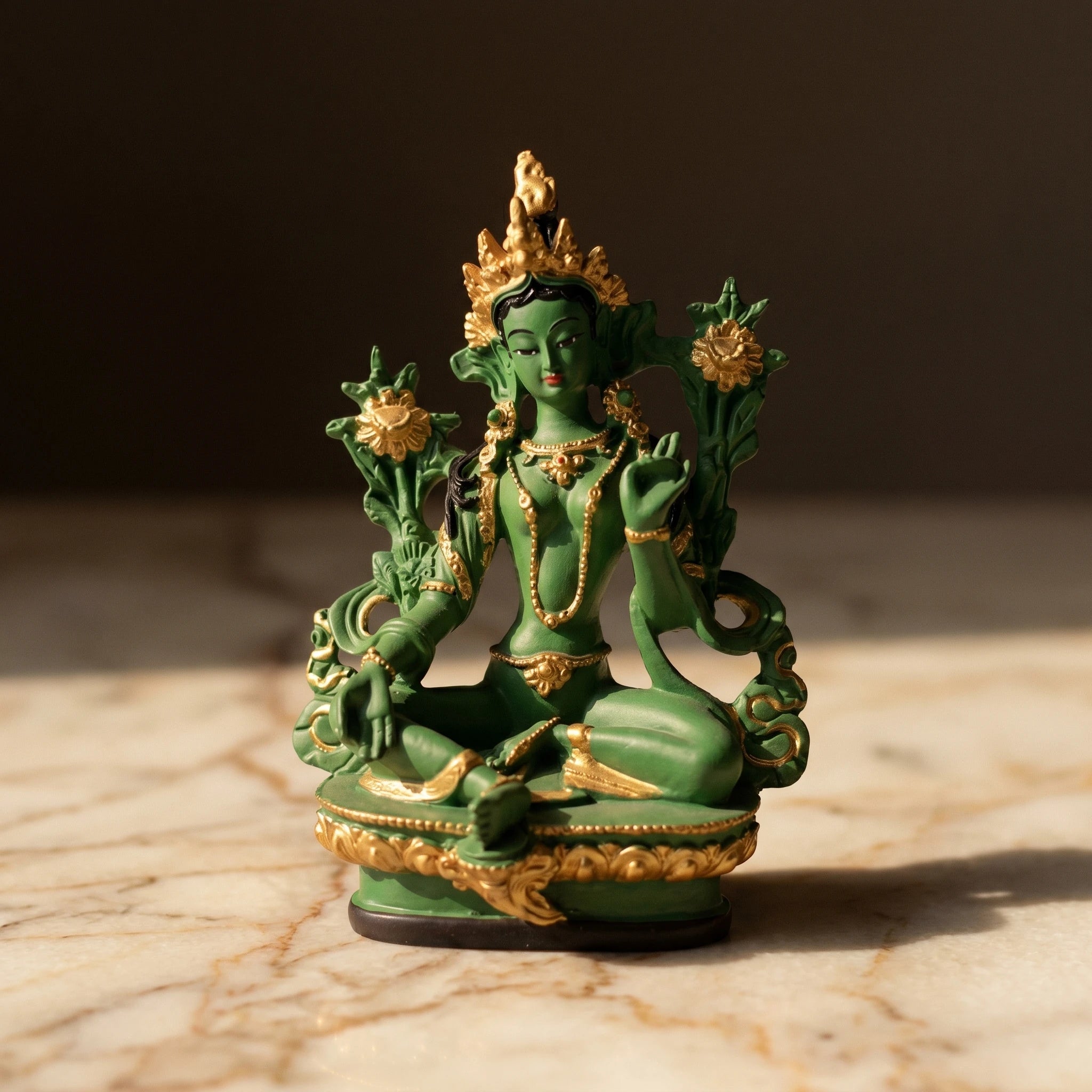 Tara Verte — Statue de la déesse bouddhiste de la compassion en résine peinte — détail matière · AURÆN Objets Sacrés