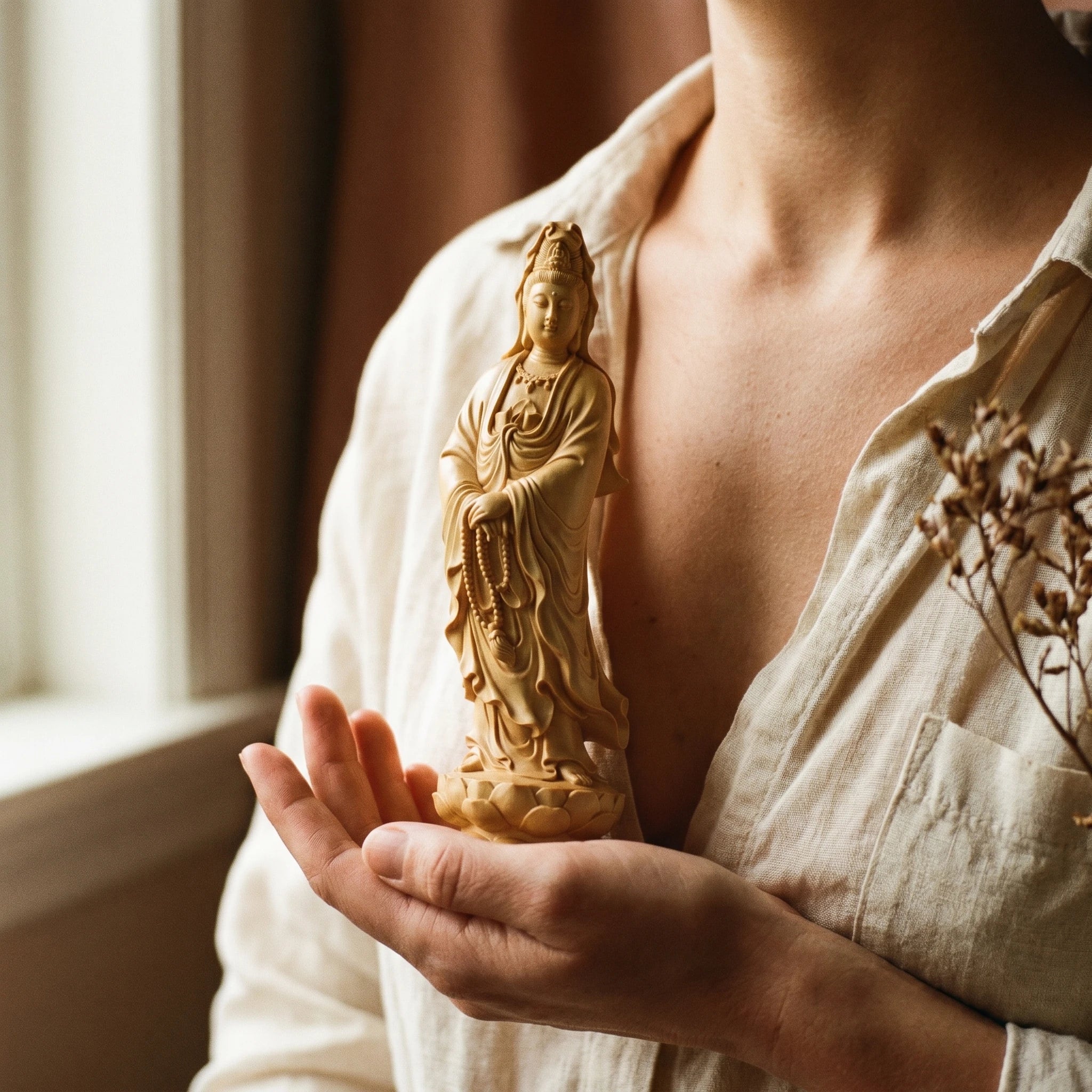 Guan Yin — Statue de la déesse de la compassion (bois de buis sculpté 5 pouces) — porté · AURÆN Objets Sacrés