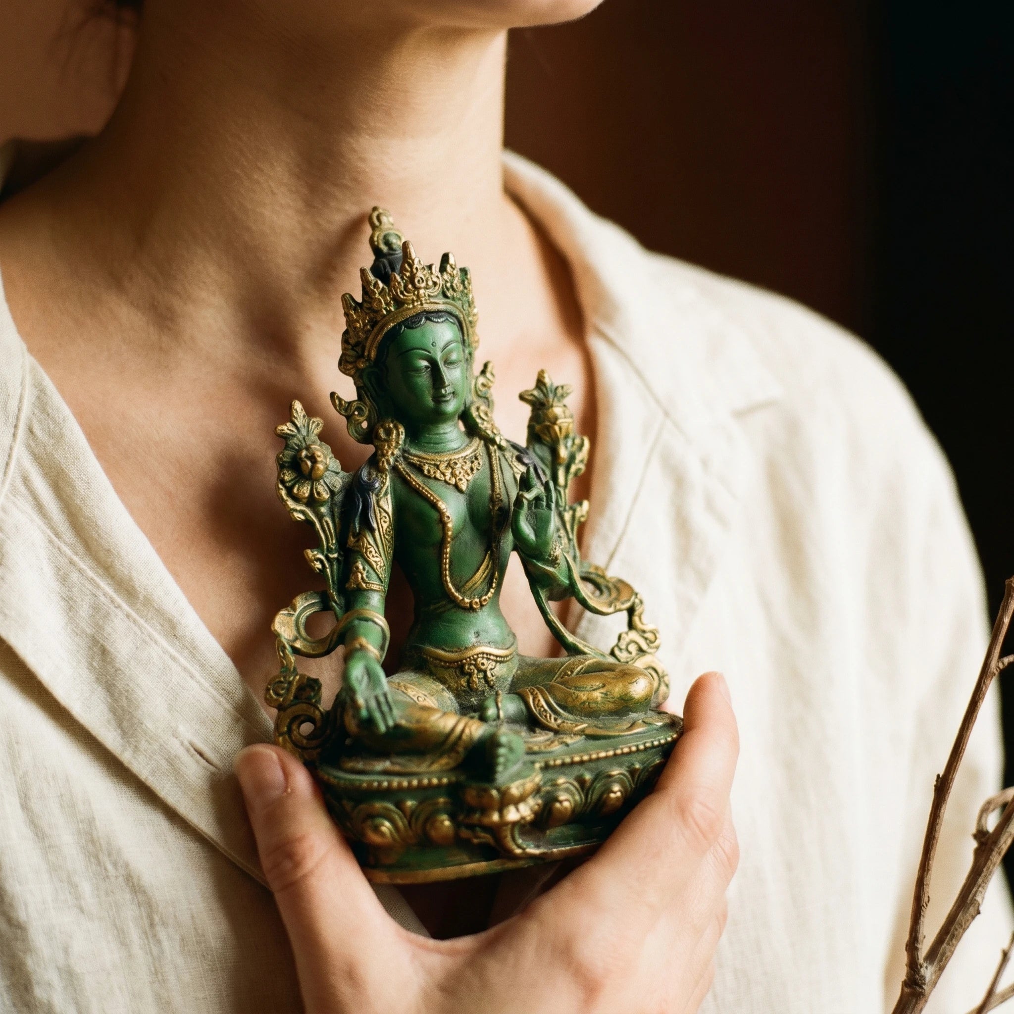 Tara Verte — Statue de la déesse bouddhiste de la compassion en résine peinte — porté · AURÆN Objets Sacrés