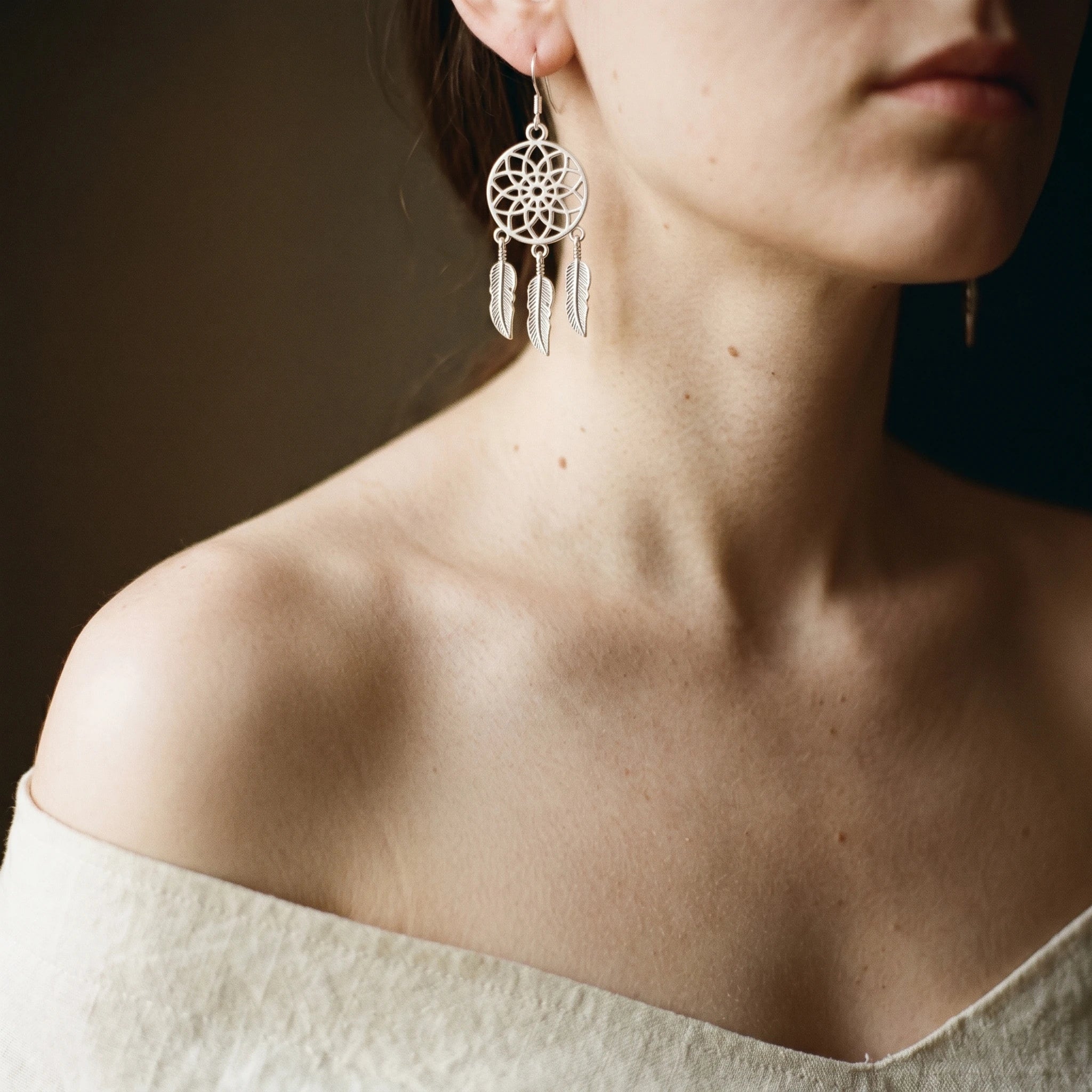 Le Songe — Boucles d'oreilles attrape-rêves plumes — porté · AURÆN Objets Sacrés