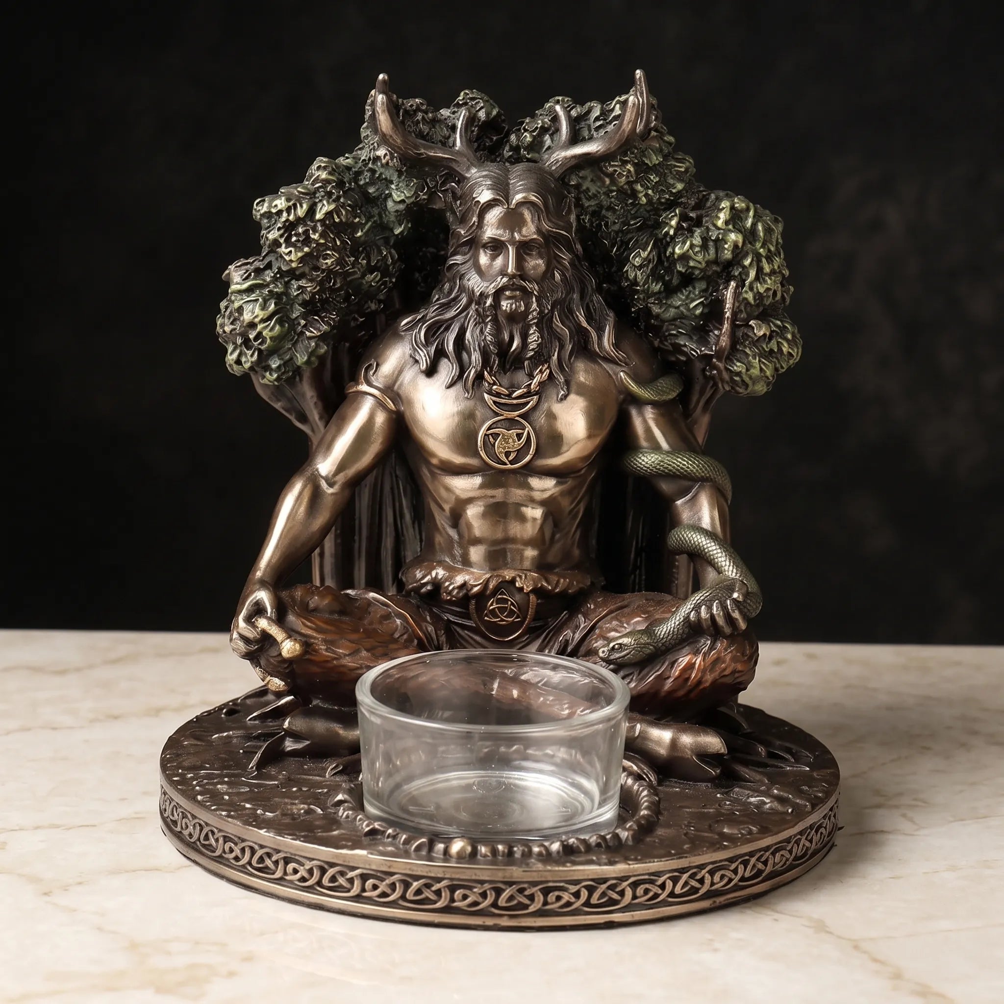 Statuette dieu celtique Cernunnos porte-bougie, ambiance autel · La Déesse & le Dieu Celtiques AURÆN